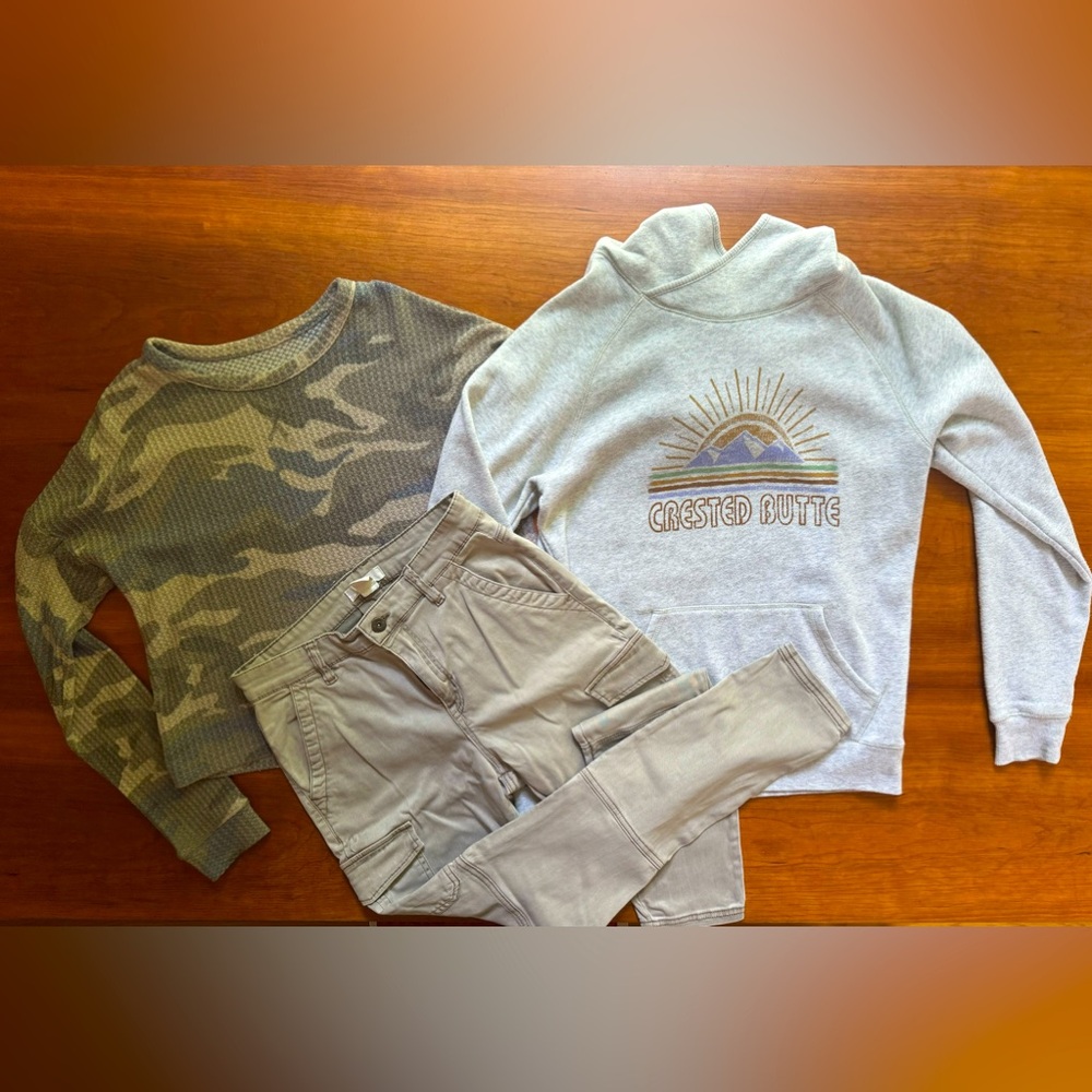 Women’s 3/4 Pants H&M/ Aero Sweater/